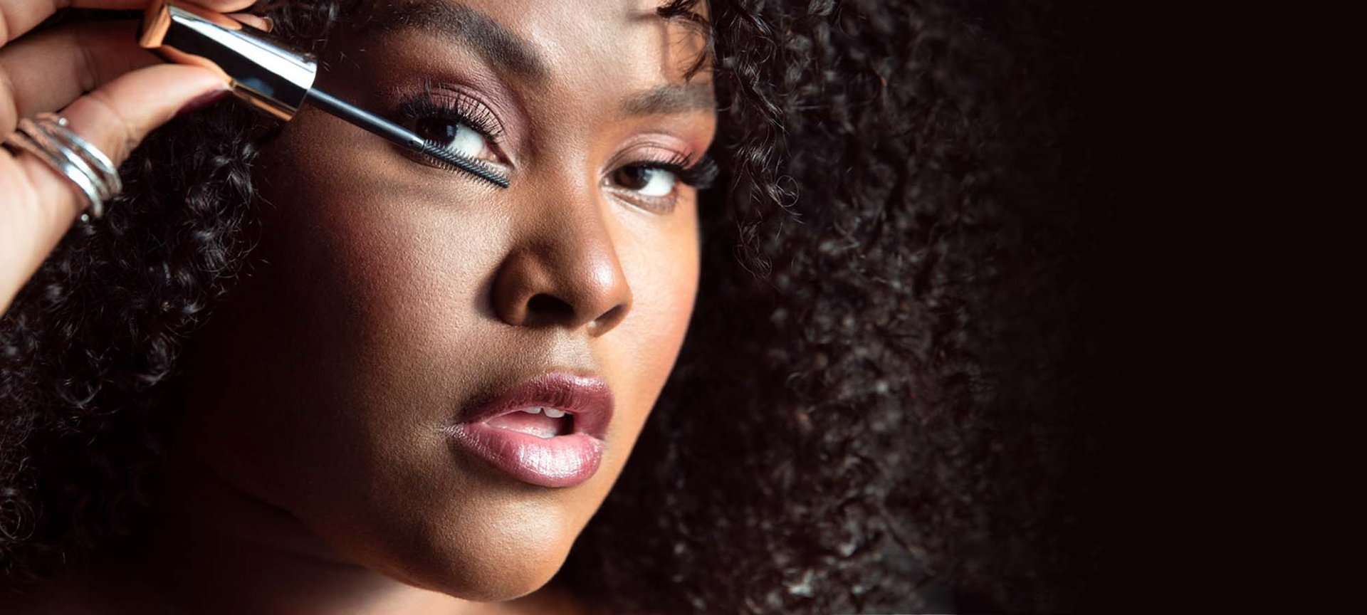 Applying Mascara For Bottom Lashes ArticleImage